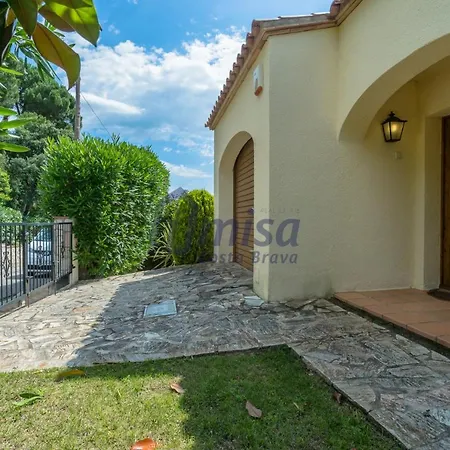 Bunganvilla Villa *